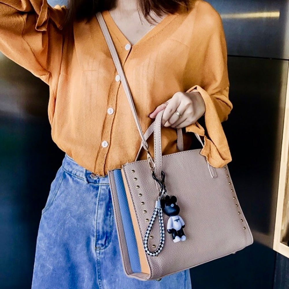 🆕 BERLIN Rivet Crossbody - Picture 3 of 7
